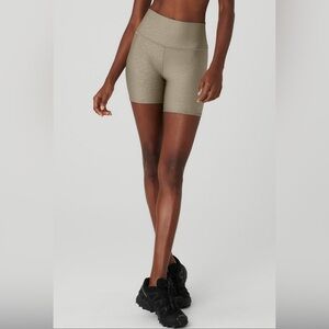 Alo
5" Airlift High Waist Leopard Debossed Biker Short Gravel Size Medium